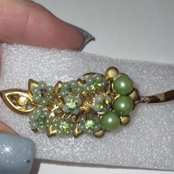 Green Bead Embellished Goldtone Leaf Vintage Brooch - Picture 9 of 10